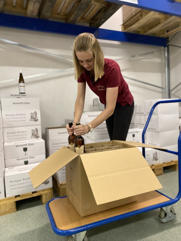 Christina beim Verpacken
